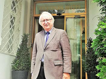 BHG-Bezirksvorsitzender Heinz Stempfle vor seinem Westpark-Hotel in Bad Kissingen. Am Samstag, 6. Juli, feiert der Hotelier seinen 80. Geburtstag.Sigismund von Dobschütz