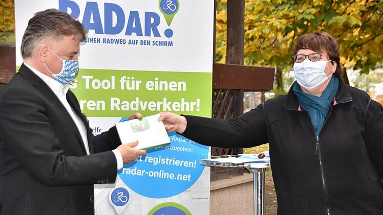 Ein Geschenk für den Chef - Klimamanagerin Ingrid Flieger bedankte sich bei Landrat Klaus Peter Söllner für dessen Unterstützung - Foto Uschi Prawitz