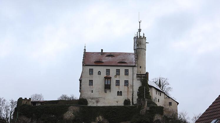 Die Burg Gößweinstein thront im Winterkleid. Foto: Barbara Herbst