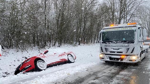 Zwischen Pretzfeld und Kirchehrenbach rutschten drei Pkw in den Graben und die Insassen konnten sich nicht selbstst&auml;ndig aus dem Fahrzeug befreien. Foto: Feuerwehr Pretzfeld
