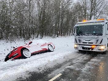 Zwischen Pretzfeld und Kirchehrenbach rutschten drei Pkw in den Graben und die Insassen konnten sich nicht selbstständig aus dem Fahrzeug befreien. Foto: Feuerwehr Pretzfeld