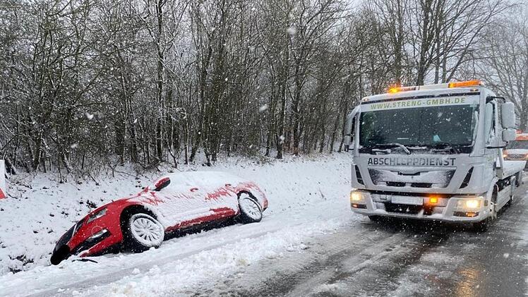 Zwischen Pretzfeld und Kirchehrenbach rutschten drei Pkw in den Graben und die Insassen konnten sich nicht selbstständig aus dem Fahrzeug befreien. Foto: Feuerwehr Pretzfeld