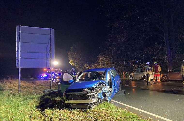 B85 bei Neudrossenfeld: In den Gegenverkehr gerast: 82-Jähriger verursacht schweren Unfall - beide Fahrer haben Glück