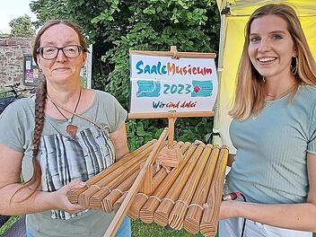 Museumsleiterin Martina Wilm-Kiesel und S&auml;ngerin Lisa Morper mit dem Flo&szlig;