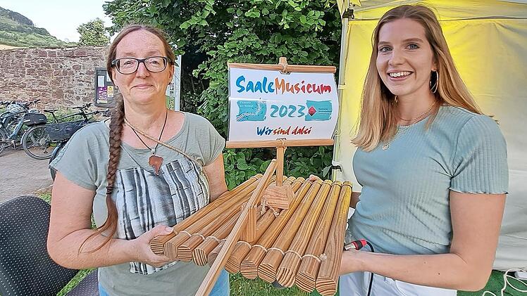 Museumsleiterin Martina Wilm-Kiesel und S&auml;ngerin Lisa Morper mit dem Flo&szlig;