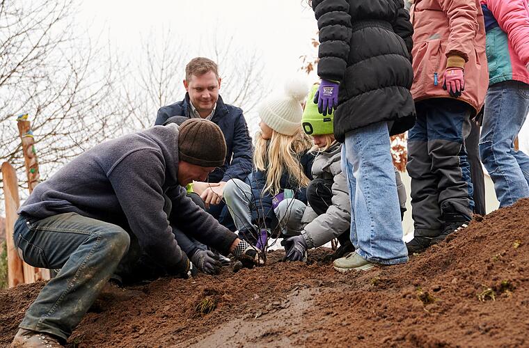 Bamberg: Schulklassen pflanzen Wildgehölze im Heidelsteig-Park