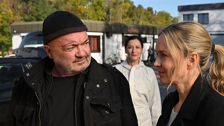 Kommissar Otto Garber (Florian Martens), Linett Wachow (Stefanie Stappenbeck, rechts) und Dr. Simkeit (Eva Sixt) ermitteln in einem Mordfall in der Berliner Abschleppbranche.