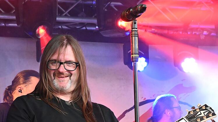 Auf der B&uuml;hne am Marktplatz boten &bdquo;X5Live&ldquo; Rockmusik jeglicher Spielart.