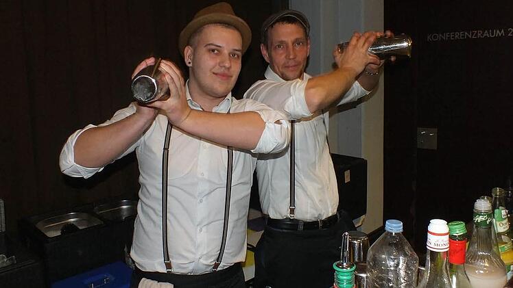 Der Herzogenauracher Joachim Hubmann (r.) mixte an seiner Fly-Bar mit Unterstützung von Aleksandar Markhot Cocktails.