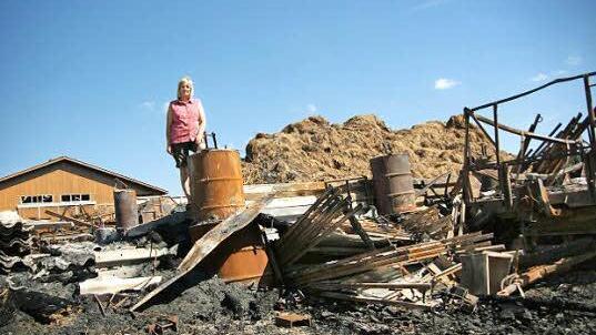 Gisela Warmuth auf den Resten der Lagerhalle einige Tage nach dem Feuer im vergangenen JahrFoto: Archiv