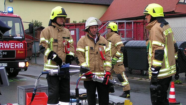 Weilersbacher Feuerwehwehrler bei ihrer Prüfung Fotos: Amon
