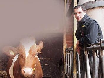 Johannes Jugenheimer aus Heldritt in seinem Milchviehstall Foto: Stefanie Karl