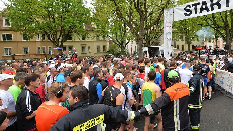 Spannung, Gedränge und die Feuerwehr zur Sicherheit: Start zum Halbmarathon an der Weide. Foto: Ronald Rinklef