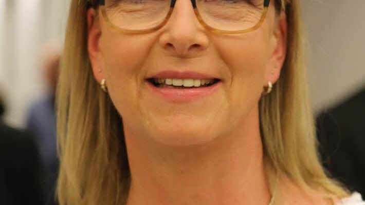 "Willkommen in meinem Haus" - Bettina Stammberger spielt auf die Dr. Stammberger-Halle an und ist begeistert von "Thommys" Auftritt. Foto: Barbara Herbst