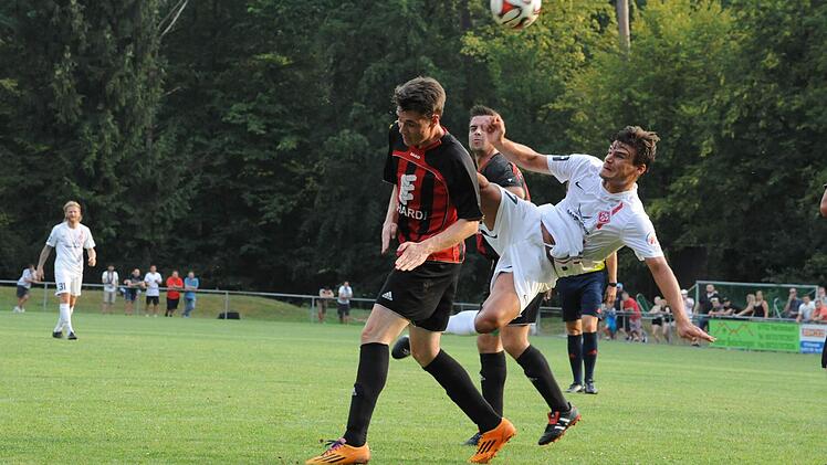 Szene aus dem Totopokalspiel zwischen dem FC Reichenbach (rot-schwarze Trikots) gegen die Würzburger Kickers (0:6). Foto: Hopf