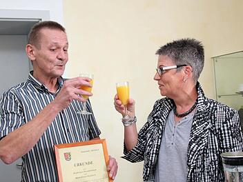 Rainer Bucklisch und Jutta Köhler stoßen auf das Jubiläum an.  Foto: Johanna Blum