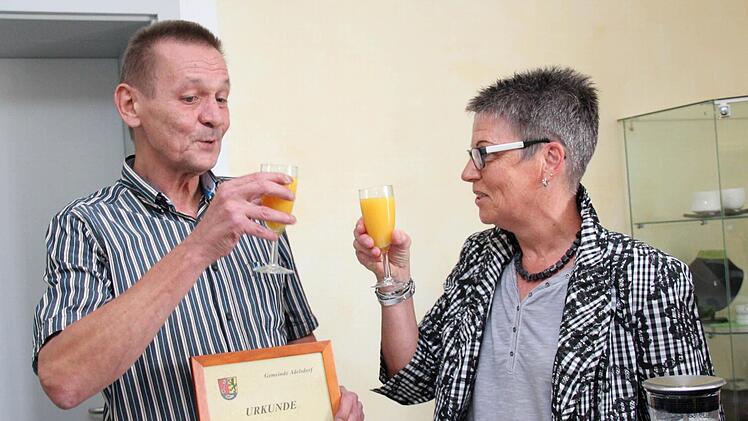 Rainer Bucklisch und Jutta Köhler stoßen auf das Jubiläum an.  Foto: Johanna Blum