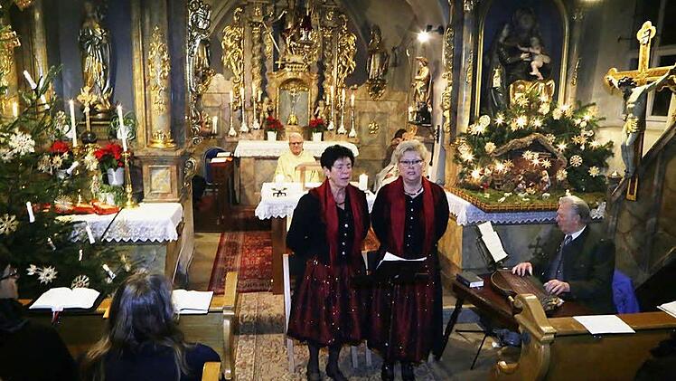 Das Torbergtrio Neunkirchen bereicherte mit seiner Musik die Christmette.  Foto: Franz Galster