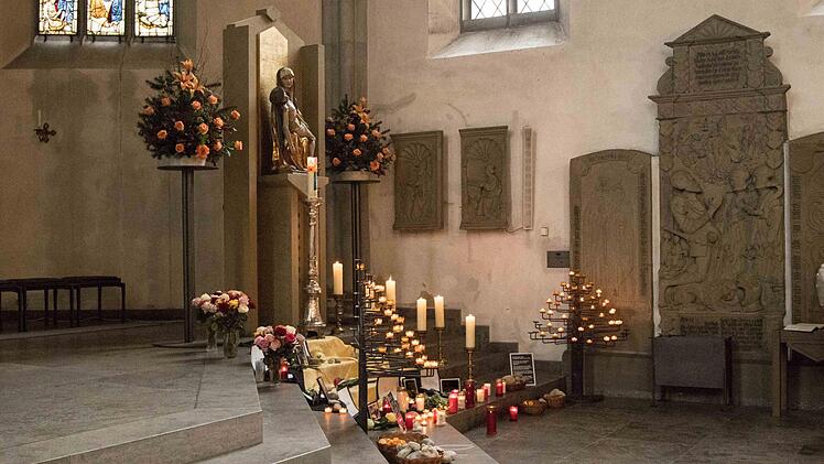 Unter der Pieta im Altarraum der Wallfahrtskirche erinnern Bilder, Kerzen und Blumen an die verunglückten Jugendlichen. Foto: s: Ivana Biscan