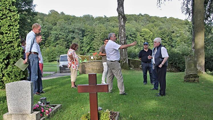 Am Friedhof in Bramberg, am Fuße der Ruine Bramburg gelegen, dachte der Bauausschuss n über mögliche Bestattungsmöglichkeiten nach, die Bürgermeister Jürgen Hennemann (Mitte) erläuterte.