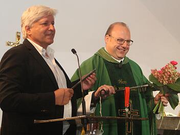 Domkapitular  Peter Wünsche (l.)   führt    Norbert Förster      in sein  neues Amt ein. Fotos: Dorothea Weiler