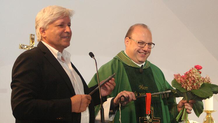 Domkapitular  Peter Wünsche (l.)   führt    Norbert Förster      in sein  neues Amt ein. Fotos: Dorothea Weiler