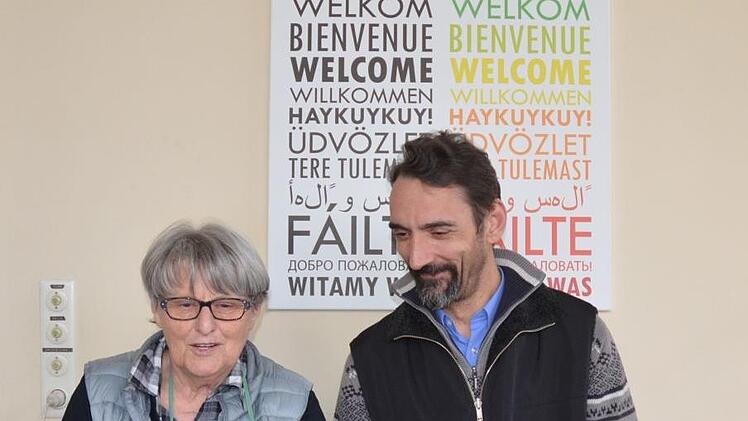 Ortrud Haller und Volker Wicke sitzen am Empfang der Tafel Coburg.