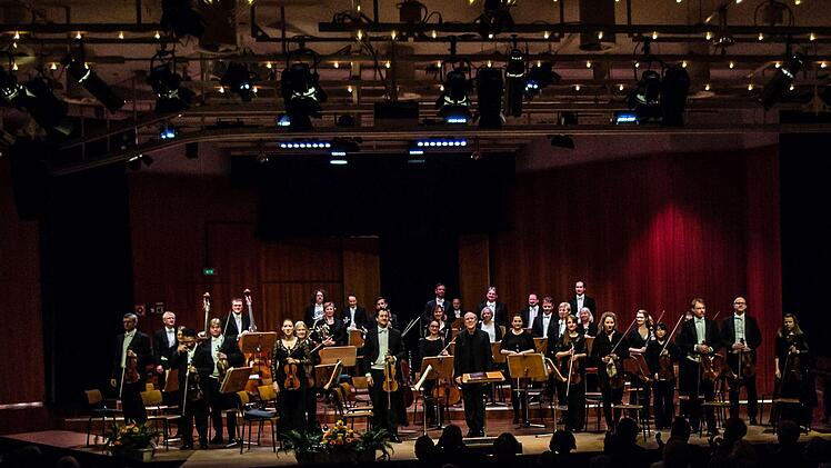 Bei der Beethoven-Gala im Coburger Kongresshaus begeisterte Alexander Lonquich gleich doppelt - als Pianist und als Dirigent des Philharmonischen Orchesters.Foto: Jochen Berger