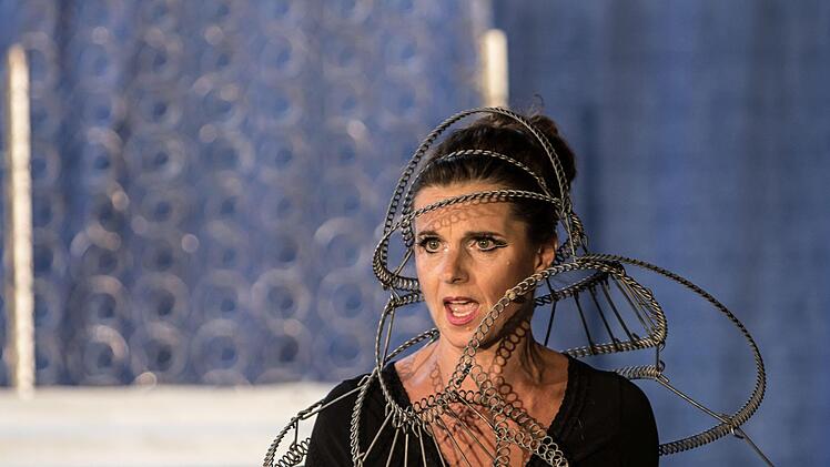 Happy End unter freiem Himmel: mit einer Musical-Version der Antiken Komödie "Lysistrata" gastierte der Fränkische Theatersommer in der Domäne Oeslau.Foto: Jochen Berger