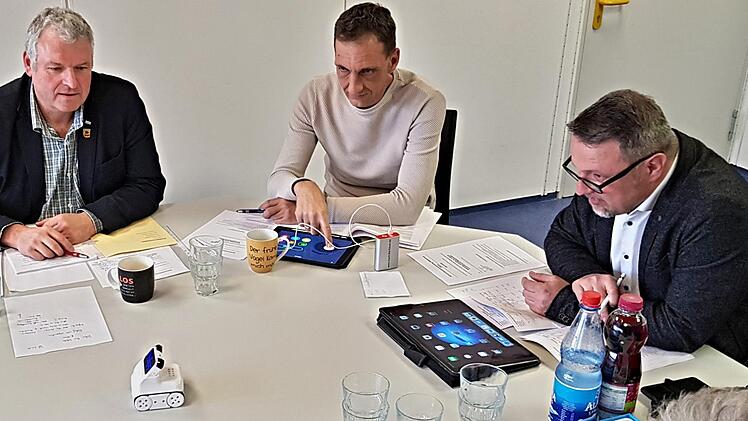 Das "Kind im Manne" wurde beim Verbandsvorsitzenden Jürgen Hennemann, bei stellvertretendem Schulleiter Toni Binder und Schulleiter Philipp Arnold (von links) wach, als Toni Binder den Roboter "codey rocky" über den Tisch fahren ließ. Helmut Will