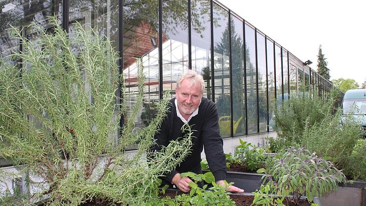 Bernhard Ledermann pr&auml;sentiert stolz die vier Stahlcontainer, die ab n&auml;chster Woche als Hochbeete in Coburg stehen werden.  Foto: Cindy D&ouml;tschel