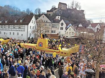 Der Faschingsumzug f&uuml;hrt durch die Altstadt.