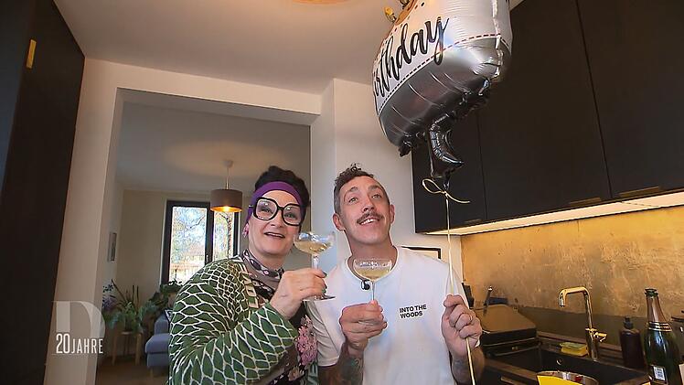 Eigentlich wollte Moritz lieber alleine kochen, aber mit Graciela Cucchiara als Schnibbelhilfe macht es dann doch viel mehr Spa&szlig;.