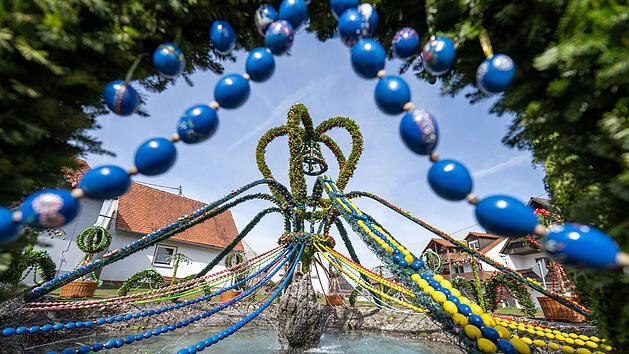 Osterbrunnen in der Fr&auml;nkischen Schweiz: Weltrekord-Brunnen in Bieberbach