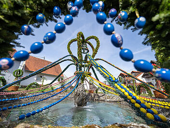 Osterbrunnen in der Fr&auml;nkischen Schweiz: Weltrekord-Brunnen in Bieberbach