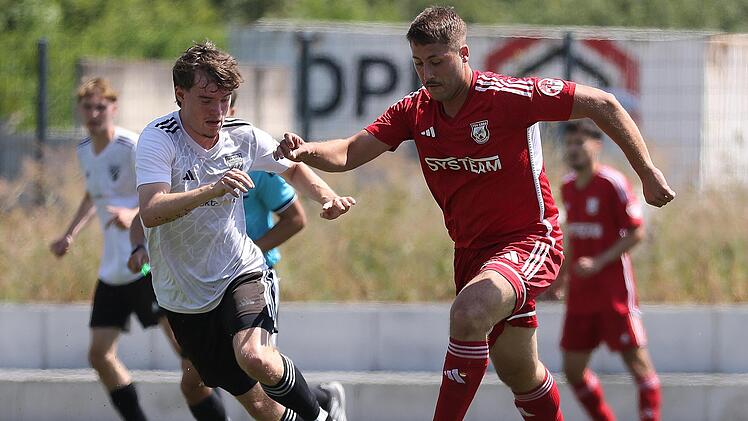 Der Staffelsteiner Heinrich Hagel (r.) setzt sich gegen den Felix R&ouml;del vom TSV Sonnefeld durch. Alexander Grober