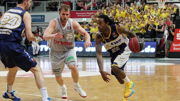 Julius Jenkins (r.) im ersten Finalspiel. Foto: sportpress