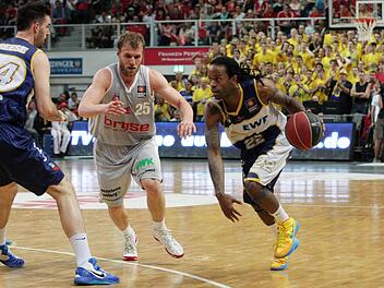 Julius Jenkins (r.) im ersten Finalspiel. Foto: sportpress