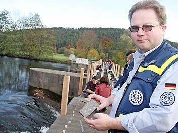 Das Material sieht aus wie Holz, lässt sich bearbeiten wie Holz, ist aber kein Holz, sondern recyceltes Material aus dem gelben Sack, weiß Hajo Badura. Fotos: Sonja Adam