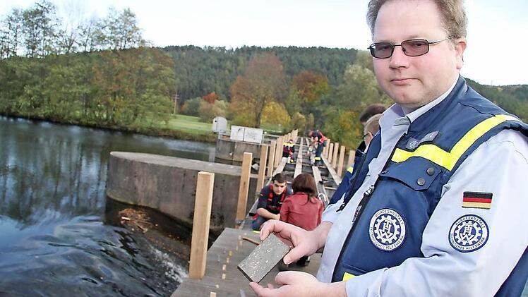 Das Material sieht aus wie Holz, lässt sich bearbeiten wie Holz, ist aber kein Holz, sondern recyceltes Material aus dem gelben Sack, weiß Hajo Badura. Fotos: Sonja Adam