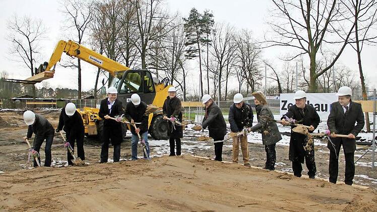 Am Dienstag erfolgte der symbolische Spatenstich für das neue "Sportpark Eintracht"-Haus mit Alexander Kusch (Dritter von links) und OB Starke (Fünfter von links). Foto: Stadt Bamberg