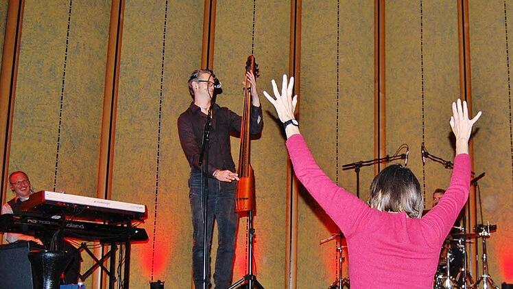 Manche hielt es einfach nicht auf den Stühlen, als die Bayreuther Band Huebnoti die besten Hits aus 50 Jahren Rockgeschichte brachten.