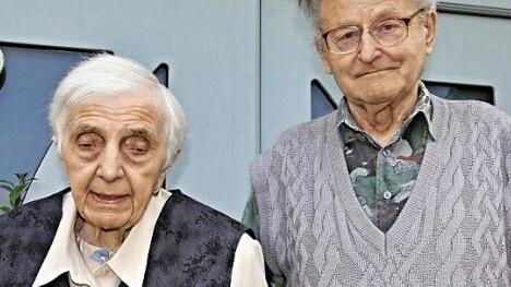 Seit 65 Jahren beschreiten Hermine und Hans Funk ihren Lebensweg gemeinsam. Am Dienstag feierten sie Eiserne Hochzeit.  Foto: Helmut Will