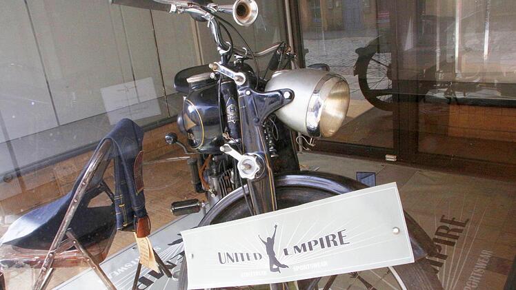 Dieses Motorrad ist derzeit im Schaufenster zu sehen. Foto: Josef Hofbauer