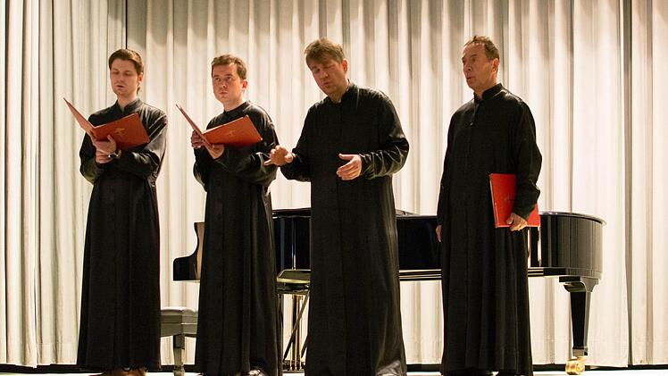 Der St.-Daniels-Chor mit (von links) Pavel Klimeskov, Andrey Palamarchuk, Vladislav Belikov, Anatoly Obrastzov.  Foto: Björn Hein