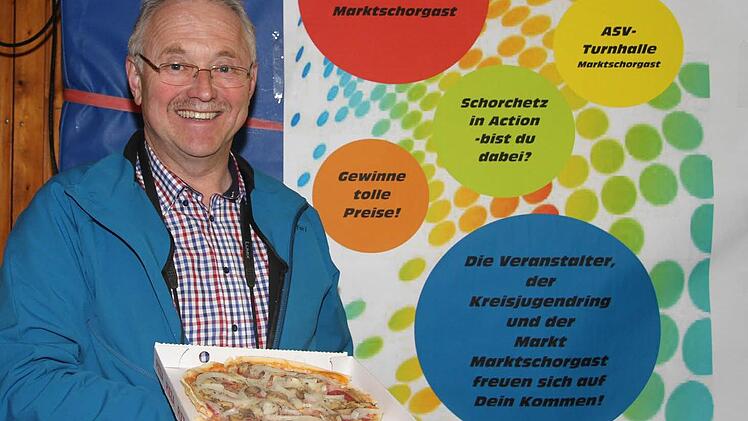 Bürgermeister Hans Tischhöfer spendierte Pizza und freute sich über die vielen konkreten Vorschläge.  Foto: Sonja Adam