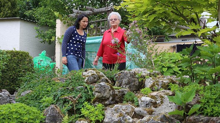 Die Traumgarten AG zu Besuch im Heidegarten von Annemarie und Manfred Heidenreich in Melkendorf. Foto: Barbara Herbst