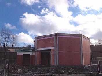 Der Rohbau steht. Die neue Oberwildfleckener Kapelle auf dem Pfarrer-Otto-Denk-Platz soll am 12. Juni geweiht werden.  Foto: Sebastian Schmitt-Mathea