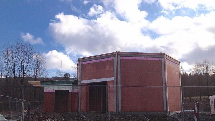 Der Rohbau steht. Die neue Oberwildfleckener Kapelle auf dem Pfarrer-Otto-Denk-Platz soll am 12. Juni geweiht werden.  Foto: Sebastian Schmitt-Mathea