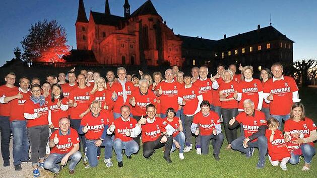 Daumen hoch f&uuml;r die n&auml;chste Meisterschaft: Gesch&auml;ftsf&uuml;hrer, Aufsichtsrat und Sponsoren der Brose Baskets f&uuml;r St. Michael  Fotos: Daniel L&ouml;b